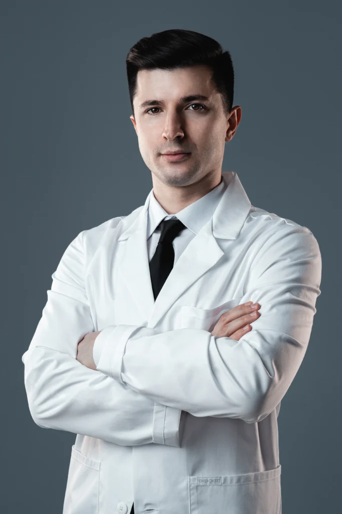 Назыров Альви Арбиевич Врач – офтальмохирург, член Европейского сообщества катарактальных и рефракционных хирургов, член Европейского сообщества ортокератологов.